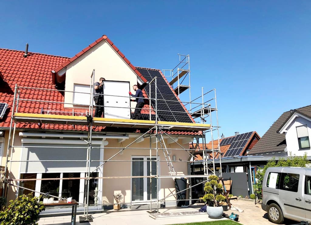 Installation einer Photovoltaikanlage auf einem Einfamilienhaus